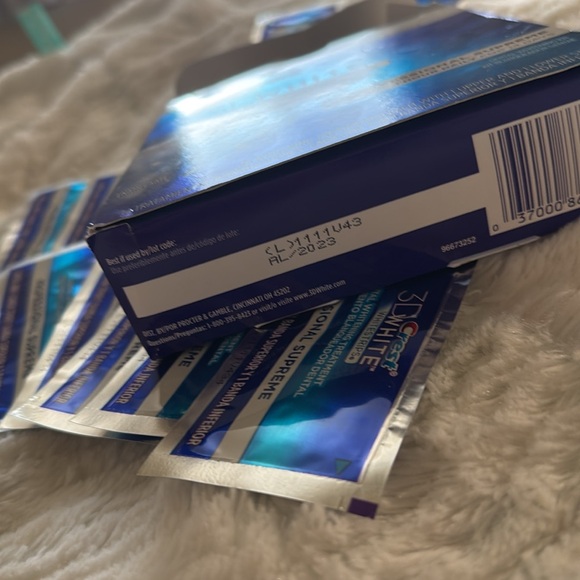 CREST 3D WHITE STRIPS PROFESSIONAL GRADE - Picture 3 of 3